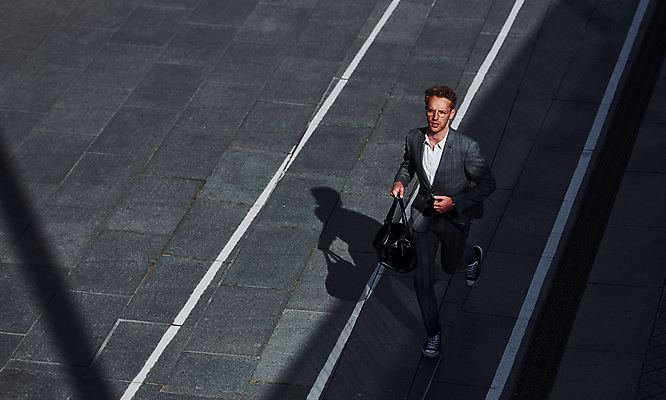 포토 JPG 해외이미지 백인 모델 라이프스타일 웰빙 계절 남자 컬러 비즈니스 날씨 조명 따뜻함 건강 한명 정장 20대 성인 야외 평화 침묵 회색 자유 도시 직장인 우아함 내추럴 성인남자한명만 해외202309 해외포토 서양인 직업 1 옷 컨셉 사람 청년 생활 소리 남자한명만 성인남자만 파일형식