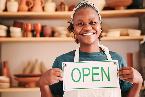 포토 JPG 해외이미지 그릇 여자 행복 선반 한명 들기 상반신 성인 앞모습 앞치마 팻말 오픈 도자기 작업실 도예가 성인여자한명만 해외202309 해외포토 직업 1 식기 감정 뷰포인트 가구 모션 프레임 사람 여자한명만 성인여자만 파일형식