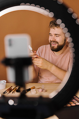 포토 해외이미지 남자 중년 전등 실내 한명 상반신 앞모습 스마트폰 화장 화장용품 방송 화장대 과정 리뷰 소셜네트워크 중년남자한명만 크리에이터 뷰티크리에이터 1인미디어 영상촬영 해외202309 해외포토 직업 1 뷰포인트 가구 컨셉 조명 사람 성인 내부 핸드폰 스마트기기 뷰티 촬영 미용용품 남자한명만 중년남자만 파일형식