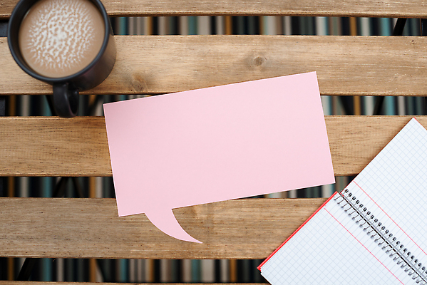 포토 JPG 해외이미지 종이 커피 분홍색 말풍선 아이디어 사람없음 공책 커피잔 카피스페이스 나무배경 해외202309 해외포토 음료 컬러 백그라운드 컨셉 문구용품 잔 공백 파일형식