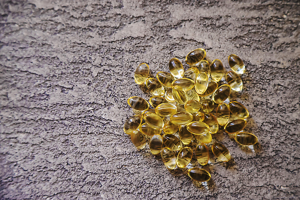 포토 JPG 해외이미지 라이프스타일 웰빙 음식 컬러 백그라운드 다이어트 건강 3 어류 사람없음 치료 알약 약 노란색 흰색 투명 황금 기름 약국 흰배경 간 처방 비타민 D 조제 보충 고립 돌봄 복용 오메가 해외202309 해외포토 알파벳 의학 모션 생활 수중동물 장기_의학 만들기 영양소 파일형식