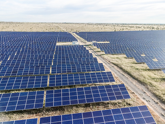 포토 JPG 해외이미지 식물 산업 지구 백그라운드 컨셉 밭 자연 하늘 세포 안테나 사람없음 초록색 파란색 글로벌 햇빛 태양 농장 환경 힘 일몰 재활용 에너지 시골 판넬 절약 역 정상 에코 생태계 태양에너지 시스템 세대 유지 패널 항공촬영 혁명 드론 생태학 해외202309 해외포토 자연요소 교육 뷰포인트 컬러 농업 통신 교통시설 노을 그린에너지 친환경 파일형식