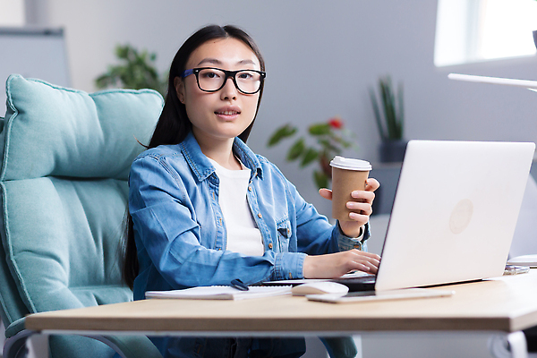 포토 JPG 해외이미지 응시 여자 안경 화초 의자 한명 들기 앉기 상반신 성인 옆모습 노트북 사무실 펜 공책 마우스 스마트 책상 테이크아웃컵 성인여자한명만 해외202309 해외포토 식물 1 시선 잡화 뷰포인트 가구 컨셉 비즈니스 모션 문구용품 사람 컵 전자제품 필기구 컴퓨터용품 여자한명만 성인여자만 파일형식