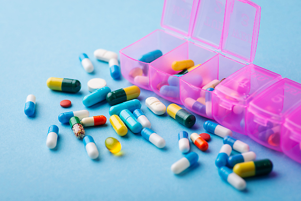 포토 JPG 해외이미지 분홍색 과학 백그라운드 컨셉 건강 병원 사람없음 치료 파란색 상자 컬러풀 알약 약 고통 약초 질병 컨테이너 약국 처방 비타민 중독 조제 고립 돌봄 진통제 치료제 헬프 항생제 해외202309 해외포토 감정 산업 컬러 의학 모션 도움 풀_식물 만들기 영양소 파일형식