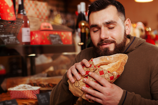 포토 JPG 해외이미지 남자 빵 한명 들기 상반신 성인 앞모습 종이봉투 눈감음 빵집 진열장 성인남자한명만 해외202309 해외포토 1 음식 뷰포인트 모션 봉투 사람 상점 남자한명만 성인남자만 파일형식