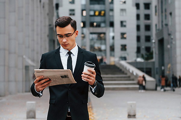 포토 JPG 해외이미지 남자 안경 한명 들기 정장 상반신 성인 앞모습 도시 직장인 비즈니스맨 신문 스마트 읽기 테이크아웃컵 스마트워치 성인남자한명만 해외포토 직업 1 잡화 옷 뷰포인트 컨셉 비즈니스 모션 사람 간행물 컵 스마트기기 뉴스 웨어러블 남자한명만 성인남자만 파일형식