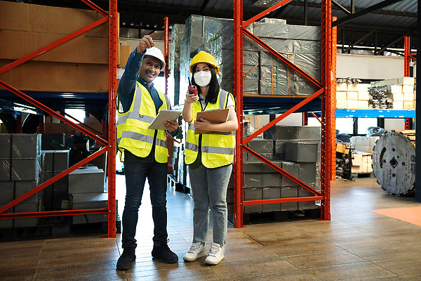 포토 JPG 해외이미지 식물 백인 직업 여자 남자 산업 흑인 비즈니스 공장 노동자 직장 안전 사람 두명 가로 기계 장비 업무 작업 기술자 엔지니어 제조 감독 안전모 헬멧 종업원 창고 직원 경영자 수납 공학 경영 분배 연습생 견습생 견습기간 해외202309 해외포토 서양인 교육 회사 공업 안전장비 보호장비 연습 리더 파일형식