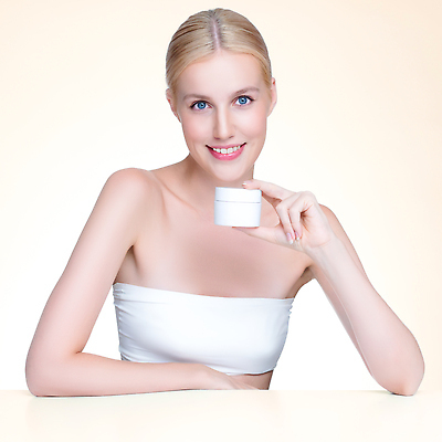 포토 JPG 해외이미지 응시 여자 한명 들기 상반신 성인 앞모습 뷰티 공병 수분크림 성인여자한명만 해외202309 해외포토 1 시선 뷰포인트 모션 사람 화장품 병_담는 여자한명만 성인여자만 파일형식