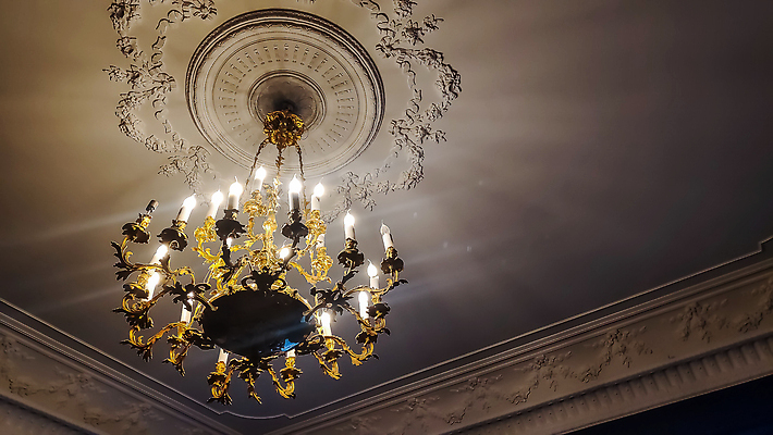 포토 JPG 해외이미지 모양 디자인 전구 유리 추상 주택 실내 매달리기 미술 사람없음 내부 장식 빛 뷰티 우주 어둠 수확 골동품 램프 화려 클래식 고급 우아함 크리스탈 묘사 천장 복고 보케 샹들리에 다이아몬드 빅토리아 옛날 스타일 해외202309 해외포토 컨셉 무늬 농업 모션 재질 문화예술 조명 건물 광석 보석 파일형식