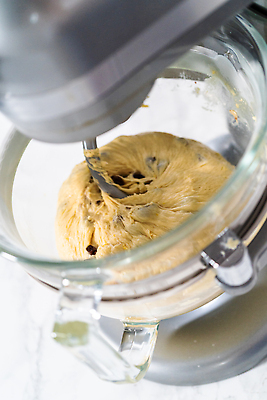 포토 JPG 해외이미지 음식 빵 휴가 부활절 요리 사람 인종 사람없음 주방 기계 사발 굽기 믹서 준비 반죽 만들기 레시피 덩어리 섞기 우크라이나 해외202309 해외포토 기념일 유럽 모션 사기그릇 구이 파일형식