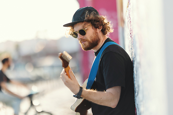 포토 JPG 해외이미지 백인 라이프스타일 남자 문화 음악 노래 놀이 거리 실내 한명 취미 야외 소리 공연 연주자 음악가 기구 기타 도시 예술가 기타리스트 뮤지컬 실행 플레이어 해외202309 해외포토 서양인 직업 1 현악기 문화예술 사람 이벤트 내부 생활 파일형식