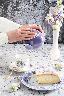 포토 JPG 해외이미지 접시 손 꽃잎 봄꽃 신체부위 장식 꽃병 붓기 찻잔 찻주전자 원예 연보라색 다과 라일락 치즈케이크 해외202309 해외포토 식기 꽃 모션 주전자 디저트 잔 사람 취미 케이크 보라색 봄 파일형식