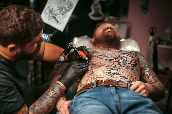 포토 JPG 해외이미지 백인 남자 포즈 미술 성인 두명 컬러풀 뷰티 검은색 장비 업무 그리기 주인 라텍스 방법 특별함 해골모형 해외202309 해외포토 서양인 컬러 컨셉 모션 문화예술 사람 모형 작업 파일형식