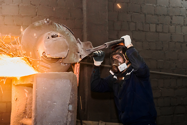 포토 JPG 해외이미지 직업 산업 백그라운드 노동자 건설업 한명 건물 금속 장비 공구 업무 거친 수리 철 회전 작업도구 갈기 튜브 닦기 무거움 유지 패드 방사형 찰과상 철강 해외202309 해외포토 1 건축물 모션 재질 사람 도구 작업 무게 상처 파일형식
