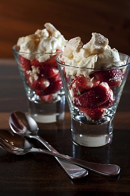 포토 JPG 해외이미지 열매 음식 2 과일 유리 딸기 디저트 건강 요리 사람없음 빨간색 식당 숟가락 달콤 크림 서빙 숙성 해외202309 해외포토 식물 컬러 재질 수저 상점 맛 파일형식