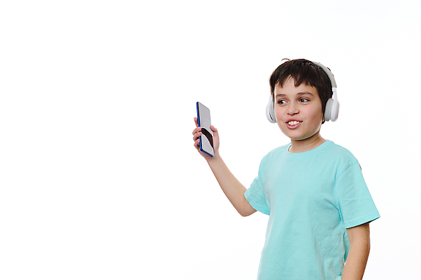 포토 JPG 해외이미지 스튜디오촬영 백인 행복 어린이 남학생 놀이 대화 한명 10대 스마트폰 스터디 외침 기쁨 네트워크 연결 사이버 전화기 흰배경 소셜미디어 영상통화 의사소통 채팅 카피스페이스 해외202309 해외포토 서양인 1 학생 남자 감정 백그라운드 청소년 실내 말하기 사람 핸드폰 스마트기기 학습 소리 공백 흰색 통화 파일형식