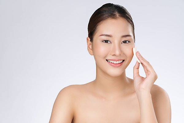 포토 JPG 해외이미지 여자 한명 들기 동양인 상반신 성인 앞모습 화장 뷰티 퍼프 파우더팩트 성인여자한명만 해외202309 해외포토 1 뷰포인트 모션 사람 인종 화장품 여자한명만 성인여자만 파일형식