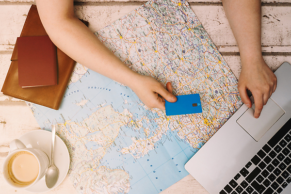 포토 JPG 해외이미지 라이프스타일 여자 여행 지도 호텔 휴가 휴식 아파트 따뜻함 관리 사람 취미 사람없음 야외 노트북 햇빛 여행객 걷기 일출 일몰 기쁨 자유 짐 신용카드 구매 휴양지 밀짚모자 주말 일요일 통과 여관 무료 카피스페이스 해외202309 해외포토 모자_잡화 감정 컨셉 모션 숙소 주택 생활 금융 전자제품 쇼핑 태양 노을 공백 장소 요일 파일형식