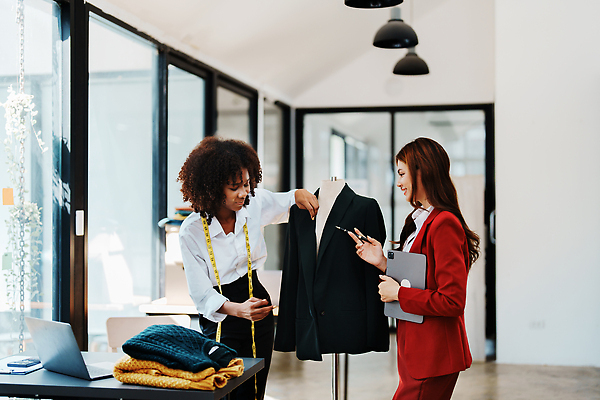 포토 JPG 해외이미지 직업 응시 옷 비즈니스 사업가 통신 공장 성공 협력 설계 실내 창조 대화 한명 사람 앉기 동양인 두명 노트북 컴퓨터 사무실 유행 기쁨 직물 작업 작업실 상품 마네킹 디자이너 미용사 측정 테이프 소매 주인 재단 멀티 스타일 해외202309 해외포토 1 시선 감정 컨셉 공업 모션 문구용품 말하기 인종 내부 전자제품 파일형식