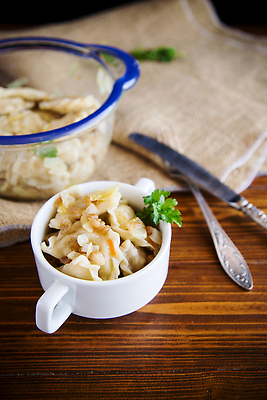 포토 JPG 해외이미지 전통 접시 음식 백그라운드 패턴 채소 탁자 양파 감자 건강 육류 요리 사람없음 목재 주방 식사 저녁식사 기댐 어둠 튀김 사발 맛 아침식사 정상 먹기 가득함 반죽 밀가루 베이컨 점심식사 항공촬영 땅바닥 라비올리 러시아인 삶기 우크라이나 입가심 채식주의자 페스츄리 핸드메이드 맛있는 해외202309 해외포토 서양인 나무 식기 유럽 빵 뷰포인트 가구 컨셉 무늬 식재료 재료 모션 바닥 돼지고기 사기그릇 가루 채식 파일형식