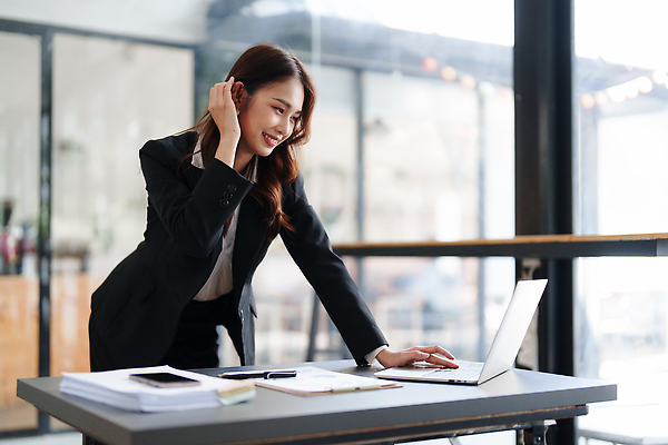 포토 JPG 해외이미지 직업 손 여자 종이 컨셉 비즈니스 사업가 그래프 직장 한명 사람 금융 경제 노트북 컴퓨터 사무실 업무 작업 비즈니스맨 비즈니스우먼 계산 계획 종업원 책상 분석 보고서 경영자 문서 투자 온라인 회계 계좌 세금 수입 예산 회계사 해외202309 해외포토 1 남자 가구 회사 신체부위 전자제품 직장인 리더 파일형식