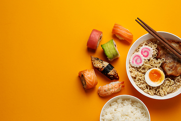 포토 JPG 해외이미지 젓가락 사람없음 노란색 초밥 라멘 쌀밥 일본음식 카피스페이스 해외202309 해외포토 음식 컬러 밥 수저 공백 면류 파일형식