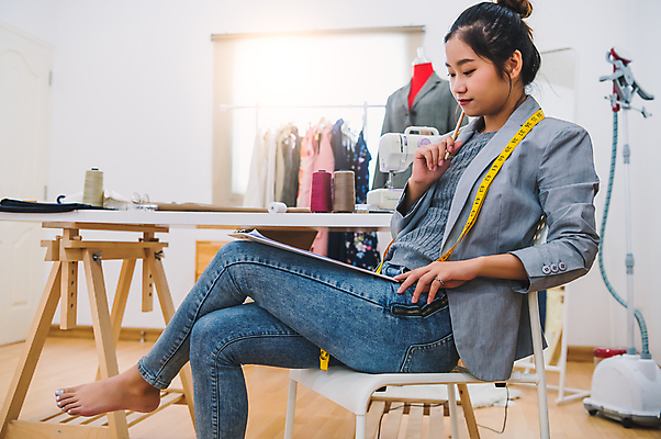 포토 JPG 해외이미지 전신 디자인 응시 옷 여자 비즈니스 한명 들기 앉기 동양인 성인 연필 다리꼬기 작업실 디자이너 목줄 서류판 성인여자한명만 해외202309 해외포토 직업 1 시선 모션 학용품 사람 인종 필기구 사무용품 여자한명만 성인여자만 파일형식 반려용품