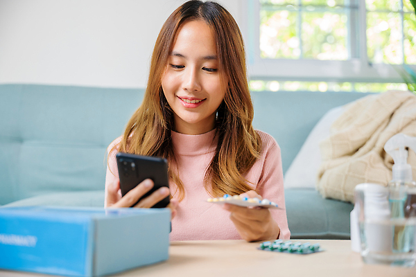 포토 JPG 해외이미지 라이프스타일 여자 인터넷 통신 태국 모바일 거리 주택 건강 한명 사람 앉기 동양인 성인 치료 스마트폰 핸드폰 소파 독서 뷰티 알약 약 라벨 상점 디지털 고통 의사 잡기 질병 은퇴 약국 읽기 검색 처방 소매 온라인 동영상 돌봄 조언 해외202309 해외포토 1 감정 아시아 의자 의학 모션 프레임 인종 건물 생활 전자제품 스마트기기 의료진 파일형식