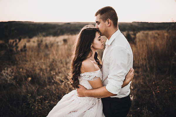 포토 JPG 해외이미지 백인 커플 드레스 여자 꽃 행복 꽃다발 신랑 결혼 2 밭 가족 관계 자연 결혼식 키스 함께함 관리 사랑 사람 정장 성인 야외 두명 초록색 뷰티 걷기 맑음 일몰 낭만 흰색 시골 축하 저녁 해외202309 해외포토 서양인 식물 옷 감정 컬러 컨셉 농업 모션 날씨 이벤트 노을 야간 애정표현 생태계 파일형식