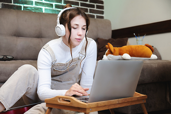 포토 JPG 해외이미지 백인 학생 여자 교육 행복 음악 이어폰 인터넷 통신 탁자 휴식 아파트 주택 실내 한명 사람 앉기 성인 노트북 컴퓨터 뷰티 헤드폰 공책 웹 방 듣기 작업 무선전화기 온라인 해외202309 해외포토 서양인 1 감정 음향기기 가구 컨셉 모션 문화예술 문구용품 내부 건물 전자제품 전화기 파일형식