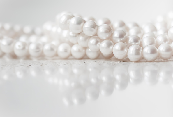 포토 JPG 해외이미지 줄 결혼 백그라운드 목걸이 장신구 휴가 선물 사람없음 장식 빛 반짝임 뷰티 유행 흰색 인사 투명 화려 고급 우아함 보석 구슬 오브젝트 질감 보케 부드러움 보물 내추럴 블러 지질학 해외202309 해외포토 교육 컬러 컨셉 모션 이벤트 예절 감각 광석 파일형식