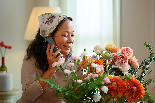 포토 JPG 해외이미지 여자 노년 꽃 잎 실내 한명 들기 동양인 상반신 성인 스마트폰 꽃병 원예 통화 노인여자한명만 해외202309 해외포토 식물 1 모션 사람 인종 취미 내부 핸드폰 스마트기기 여자한명만 노인여자만 파일형식