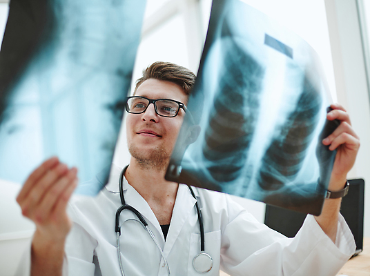 포토 JPG 해외이미지 백인 직업 응시 여자 남자 부분 청진기 엑스레이 실내 건강 병원 손바닥 한명 사람 치료 빛 약 건강관리 기계 진료 방 장비 시험 환자 의사 관찰 잡기 실험실 결과 컨설턴트 처방 외과 골절 돌봄 방사선 해외202309 해외포토 서양인 1 손 시선 교육 컨셉 의학 의료기기 모션 실험 관리 내부 의료진 전문직 상담 파일형식