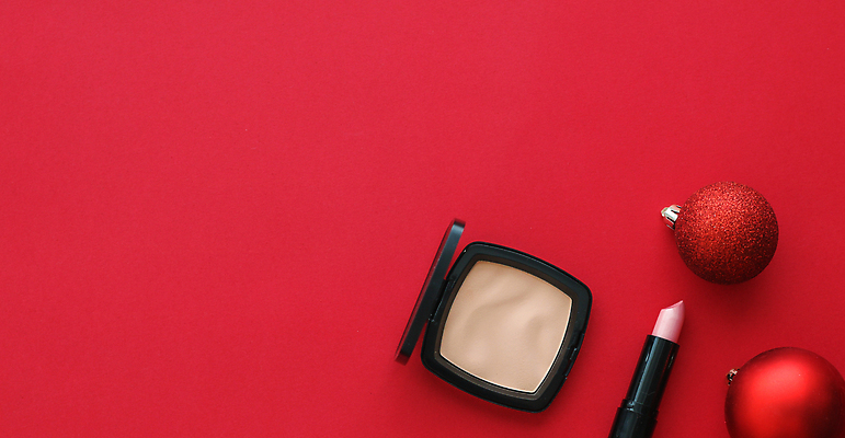 포토 JPG 해외이미지 사람없음 빨간색 하이앵글 화장품 오브젝트 오너먼트 카피스페이스 해외202309 해외포토 뷰포인트 컬러 크리스마스장식 뷰티 공백 파일형식