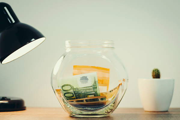 포토 JPG 해외이미지 유럽 백그라운드 컨셉 지폐 돈 유리 사람없음 금융 경제 저축 유로 항아리 재산 투자 이익 보험 계산서 대출 수입 위기 자금 놓기 해외202309 해외포토 나라 비즈니스 모션 재질 도자기 파일형식