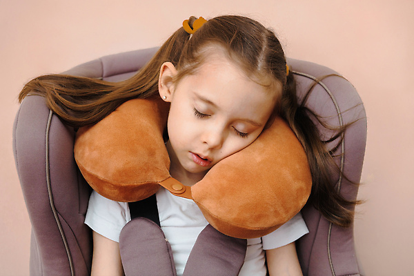 포토 JPG 해외이미지 백인 1 어린이 분홍색 여행 포즈 의자 교통시설 베개 자동차 실내 한명 안전 앉기 뷰티 유치원 벨트 잠 보호 작음 법 승객 목 돌봄 자동 해외202309 해외포토 서양인 잡화 교육 육상교통 컬러 가구 교통 컨셉 침구 모션 사람 내부 신체부위 크기 시설 파일형식