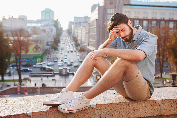 포토 JPG 해외이미지 학생 라이프스타일 남자 여행 수염 스트레스 한명 20대 야외 햇빛 슬픔 도시 고독 불안 고민 지역 긴장 우울증 혼자 스타일 힙스터 해외202309 해외포토 1 패션 감정 사람 청년 생활 태양 질병 파일형식