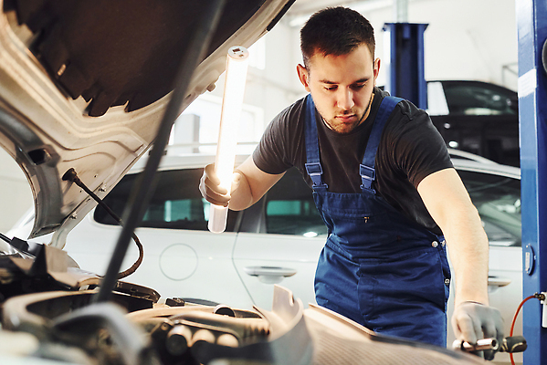 포토 JPG 해외이미지 남자 자동차 한명 들기 상반신 성인 앞모습 빛 기계 작업 오픈 기술자 수리 고장 열정 정비공 보닛 교체 자동차정비 정비소 성인남자한명만 해외202309 해외포토 직업 1 감정 육상교통 뷰포인트 모션 사람 남자한명만 성인남자만 파일형식