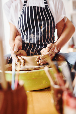 포토 JPG 해외이미지 여자 한명 앉기 상반신 성인 취미 앞모습 도자기 도자기공예 만들기 성인여자한명만 공예도구 해외202309 해외포토 1 뷰포인트 모션 사람 도구 공예 여자한명만 성인여자만 파일형식