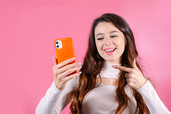 포토 JPG 해외이미지 백인 모델 여자 행복 감정 인터넷 손가락 성공 모바일 갈색머리 세포 한명 사람 성인 스마트폰 핸드폰 쇼핑 독서 타이핑 메시지 전화기 흥분 보여주기 온라인 고립 채팅 카피스페이스 해외202309 해외포토 서양인 1 헤어스타일 손 컨셉 모션 전자제품 스마트기기 공백 파일형식