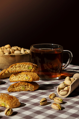 포토 JPG 해외이미지 단면 잔 바닥 사람없음 쌓기 쿠키 체크무늬 나무주걱 피스타치오 홈메이드 비스코티 비건 해외202309 해외포토 식기 빵 무늬 모션 디저트 목재 견과류 만들기 주걱 채식주의자 파일형식