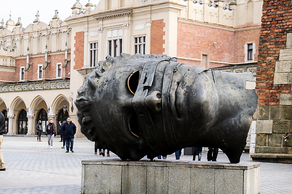포토 JPG 해외이미지 외관 유럽 종교 문화 여행 백그라운드 건축양식 벽돌 거리 사람없음 건물 도시풍경 성당 교회 여행객 탑 도시 홀 중세 역사 시장 메인 정사각형 광택 타운 폴란드 천연기념물 고딕 구시가지 랜드마크 바로크 바실리카 옛날 전국 크라쿠프 해외202309 해외포토 도형 건축물 건축 나라 종교건축 사람 풍경 공간 파일형식