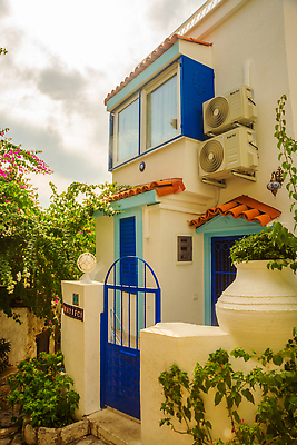 포토 JPG 해외이미지 전통 외관 꽃 유럽 벽 여행 백그라운드 건축양식 창문 휴가 출입구 거리 주택 사람없음 야외 건물 목재 세로 초록색 여름 파란색 여행객 문 마을 정원 수확 골동품 바위 시골 도시 도심 지중해 묘사 질감 복고 안락의자 칠면조 랜드마크 옛날 스타일 해외202309 해외포토 나무 식물 건축물 계절 건축 나라 바다 컬러 농업 의자 재료 조류 사람 돌_바위 파일형식