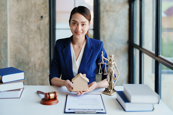 포토 JPG 해외이미지 여자 비즈니스 부동산 주택 한명 들기 동양인 상반신 성인 앞모습 책 모형 거래 중개인 계약 문서 의사봉 계약서 정의의여신상 성인여자한명만 해외202309 해외포토 직업 1 뷰포인트 모션 사람 인종 건물 재산 여신상 여자한명만 성인여자만 파일형식