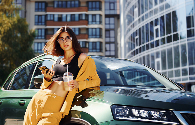 포토 JPG 해외이미지 여자 비즈니스 자동차 한명 들기 상반신 성인 건물 옆모습 스마트폰 선글라스 노란색 기댐 화려 테이크아웃컵 성인여자한명만 해외202309 해외포토 1 건축물 안경 육상교통 뷰포인트 컬러 컨셉 모션 사람 컵 핸드폰 스마트기기 여자한명만 성인여자만 파일형식