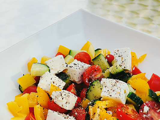 포토 JPG 해외이미지 그릇 다이어트 방울토마토 오이 치즈 파프리카 사람없음 샐러드 큐브 후추 건강식 해외202309 해외포토 식기 음식 토마토 채소 유제품 건강 향신료 파일형식