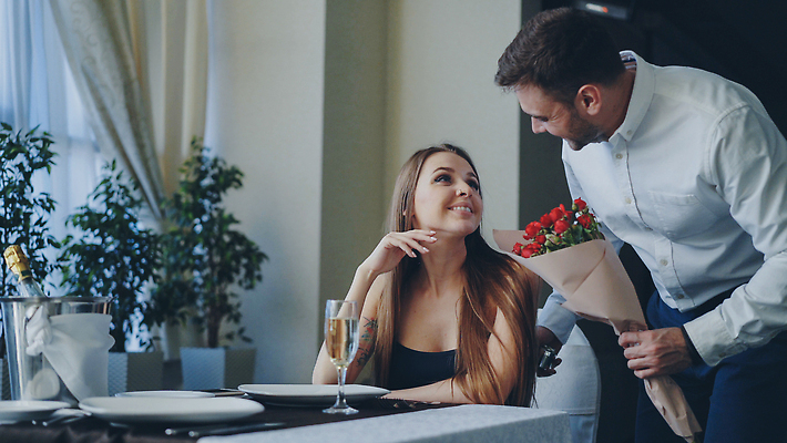 포토 JPG 해외이미지 라이프스타일 커플 남자 꽃 행복 꽃다발 데이트 관계 탁자 함께함 발렌타인데이 말하기 대화 선물 사랑 미소 사람 앉기 두명 뷰티 장미 식당 저녁식사 희망 기쁨 낭만 잡기 날짜 기다림 다발 주기 냄새 해외202309 해외포토 식물 감정 가구 컨셉 모션 데이이벤트 표정 생활 상점 식사 파일형식