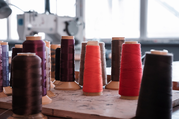 포토 JPG 해외이미지 직업 손 디자인 옷 산업 비즈니스 공장 노동자 직장 취미 사람없음 유행 기계 장비 공구 직물 면 업무 바늘 작업실 실 제조 바느질 천 땀 재단 재단사 방법 핸드메이드 해외202309 해외포토 회사 공업 신체부위 도구 작업 파일형식