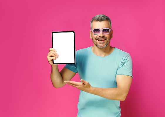 포토 JPG 해외이미지 백인 모델 남자 행복 백그라운드 인터넷 비즈니스 통신 모바일 실내 한명 사람 성인 스마트폰 태블릿 유행 디지털 기쁨 흰색 잡기 네트워크 메시지 전화기 스마트 온라인 고립 문자메시지 소셜 채팅 스타일 카피스페이스 해외202309 해외포토 서양인 1 감정 컬러 컨셉 모션 내부 전자제품 핸드폰 스마트기기 공백 파일형식