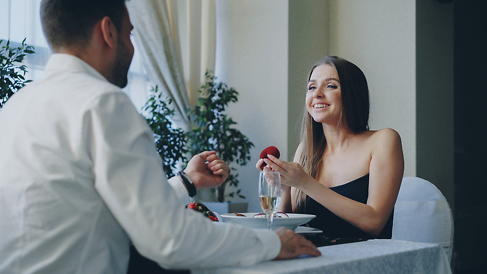 포토 JPG 해외이미지 백인 손 커플 여자 남자 행복 감정 데이트 관계 결혼식 함께함 말하기 사랑 미소 사람 두명 상자 뷰티 식당 놀람 낭만 마시기 축하 반지 쌍 날짜 샴페인 질문 보석 만들기 약혼 제안 해외202309 해외포토 서양인 결혼 컨셉 장신구 모션 주류 표정 신체부위 상점 광석 약속 파일형식